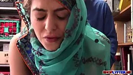 حارس يلتقط شاب ويسرق لها