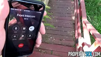 الوجه الصفع تذهب إلى اللعنة لها بعد أن شاهدت ملصق الإنترنت لأنها تقوم بشكل جيد للغاية