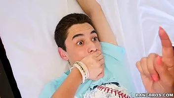 الثدي رائع مع الثديين الكبير يريد أن يتم اختراقها من الصعب جدا من قبل شاب الذي الملاعين له قضيب