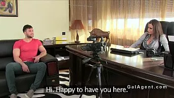 المرأة أنيقة وتريد ممارسة الجنس مع الواقي الذكري