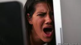 امرأة سمراء مثير هو ممارسة الجنس مع رجل لديه ديك كبيرة و يعمل من أجل والدها