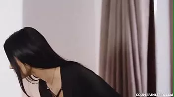 تلعب امرأتان مع نفس الرجل ومباراة جنسية في ثلاثة حسية