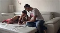 تريدك الشابة ذات الثدي المستدير أن تضع شيئًا سميكًا وقاسًا في كسك