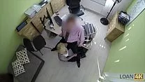 هذا شقراء يريد اختراق الهرة الصغيرة