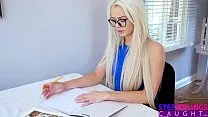 شقراء في سن المراهقة يريد إرضاء جميع الأوهام الخاصة بك لما لديك في الاعتبار