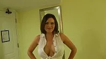 سمراء ويأتي إلى هذا الرجل ويطلب منه لممارسة الجنس معها كما أنها قد لا تحب