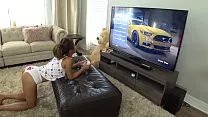 هذه الشابة مجنونة حول السيارات والجنس