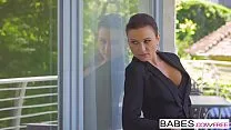 هذا الرجل يجب ان يعبث مع امراتين جميلهين