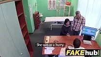 امرأة سمراء جميلة تغش زوجها مع الطبيب