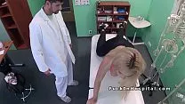 شقراء صغيرة لطيف لديه كس الرطب الصغيرة