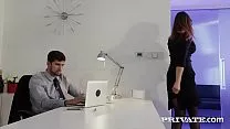هذا الرجل هو أكثر في العمل لممارسة الجنس مع زميل له
