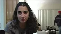 امرأة سمراء شابة تريد ممارسة الجنس مع صديق لإقناعها إذا كانت مثليه