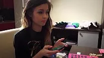 رجل ناضج مقتنع من قبل فتاتين لممارسة الجنس كل ثلاثة