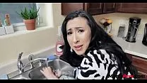 هذه المرأة الموشومة تريد أن تظهر لك ما لديها طائر صغير لك