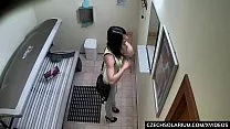 المرأة يستمني بينما هي دباغة اصطناعية