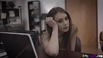تمتص امرأة سمراء لطيفة القضيب ويمارس الجنس في كس العميق