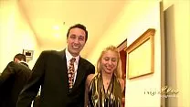 يذهب الرجل إلى الفندق مع العشيقة ويجعل الجنس الشرجي حتى لا تستطيع
