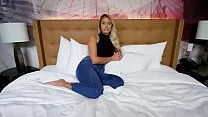 انها تضع ملابسها أسفل وتريد ممارسة الجنس حتى السرير يكسر