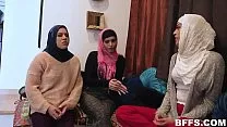 المرأة العربية أقنعت الرجل بممارسة الجنس في المجموعة