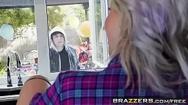 المرأة الناضجة متحمسة جدا له