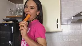 لديه جزرة يلمسها العضو التناسلي النسوي