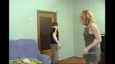 الأم القرنية تجعل ابنها يمارس الجنس معها ويعطي ألسنتها