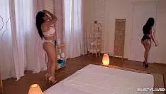 سمراء سوداء مع كبير الثدي الملاعين الرجل الذي أخذ الفياجرا