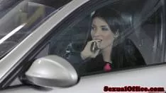 يثير استنساخ لوي بيستريتو رئيسها ويضربها في السيارة في ساحة انتظار السيارات