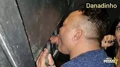 الشقراء التي يتم سحبها من قبل رجل أسود