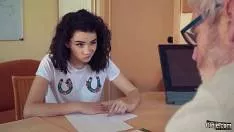 رجل يبلغ من العمر الملاعين فتاة تبلغ من العمر 21 سنة اللعنة الصعب