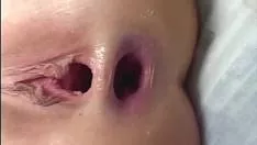 إنها تتسلق بين ذراعي عشيقها لأنها تريد أن تضاجعه بشكل لطيف للغاية