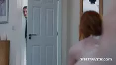 الفتيات ذوات الأرجل المشعرة يستمني جيدًا