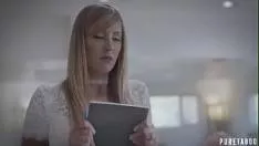يحب أن يلعق كس شقراء بمؤخرة كبيرة