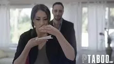 إنه يدعو إلى حمام السباحة الخاص به شقراء شابة مثيرة للغاية مما يجعلها تشعر بالارتياح أيضًا