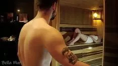 يضغط قليلاً في الحمام لأنه يريد تحطيم صديقته السمينة