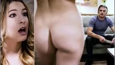 لقد وافقت على فرك قضيبه وامتصاصه لهذا الرجل الأصلع قليلاً لأنه