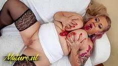 الصدور الكبيرة والحمار جاهزة للديك