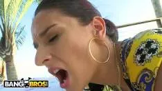 الدمية الجميلة ذات القرط في السرة وكس محلوق لها جزء