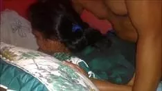 هذه المرأة العربية المثيرة تدلل نفسها مع رجل يمارس الجنس معها من الخلف