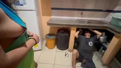 السباك العضلي لا يمكن أن يقاوم تناول كس الجار الساخن الرطب