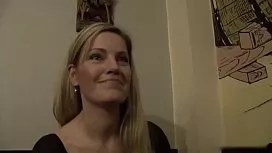 رجل يجعل سعيد شقراء تبحث عن ممارسة الجنس و لا يكون غاضبا
