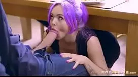 امرأة جميلة تريد أن تمتص ديك حتى لا يمكنك