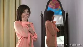 الجنس الجميل مع مرافقة امرأة سمراء الذين وضعوا جميع الرجال على جرة